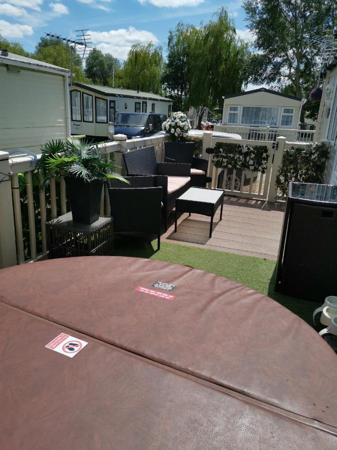 3 Bedroom Caravan With Hot Tub Tattershall Lakes מראה חיצוני תמונה