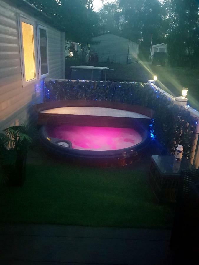 3 Bedroom Caravan With Hot Tub Tattershall Lakes מראה חיצוני תמונה