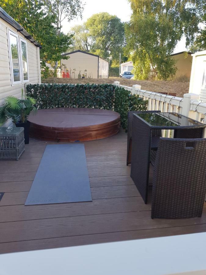 3 Bedroom Caravan With Hot Tub Tattershall Lakes מראה חיצוני תמונה